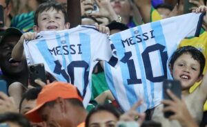 Lee más sobre el artículo Polémica: prohibieron la camiseta de Messi en las tribunas de Paraguay