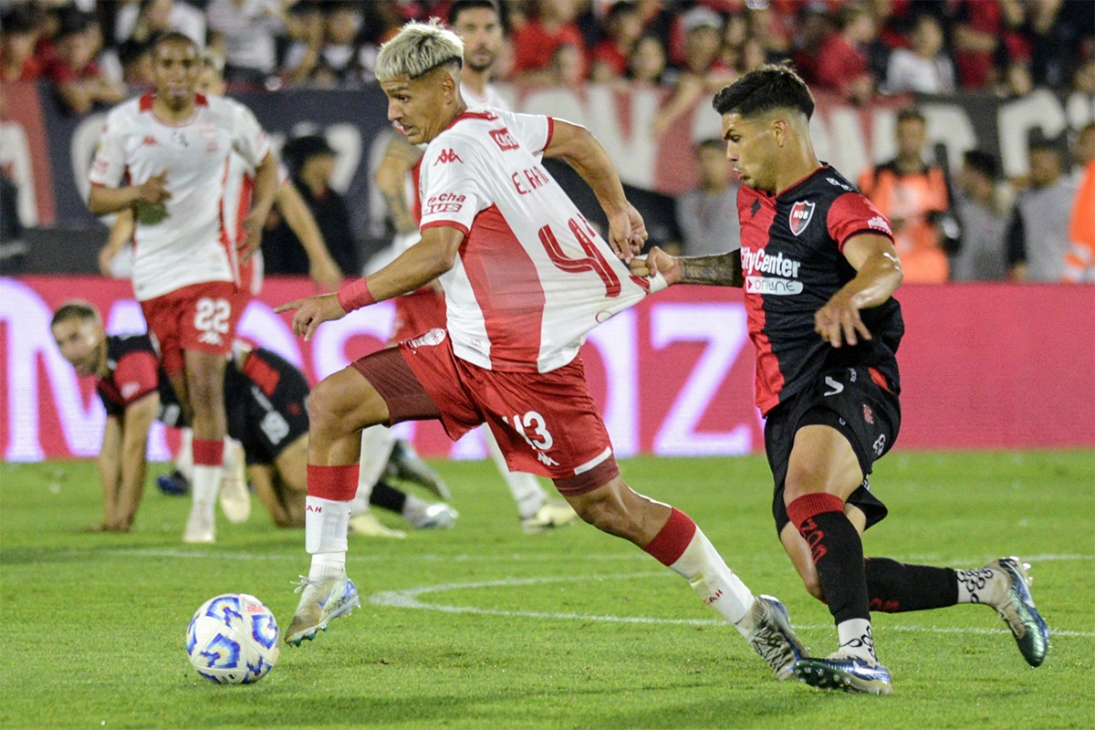 En este momento estás viendo Huracán goleó 4-2 a Newell’s en Rosario y es líder