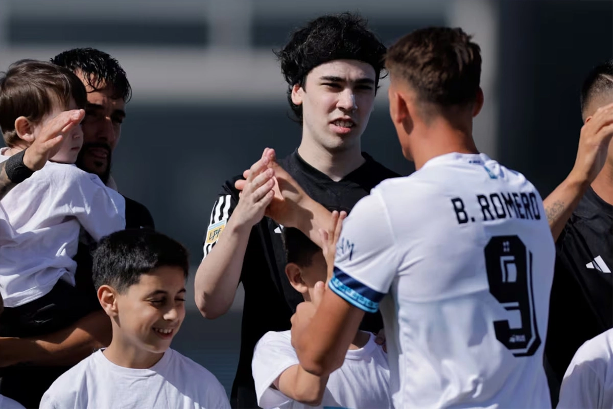 En este momento estás viendo Deportivo Riestra pidió disculpas luego del polémico debut de «Spreen»