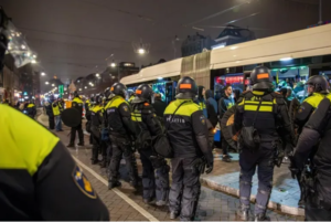 Lee más sobre el artículo Tensión en Ámsterdam: enfrentamientos entre manifestantes y hinchas de Maccabi dejan más de 60 detenidos