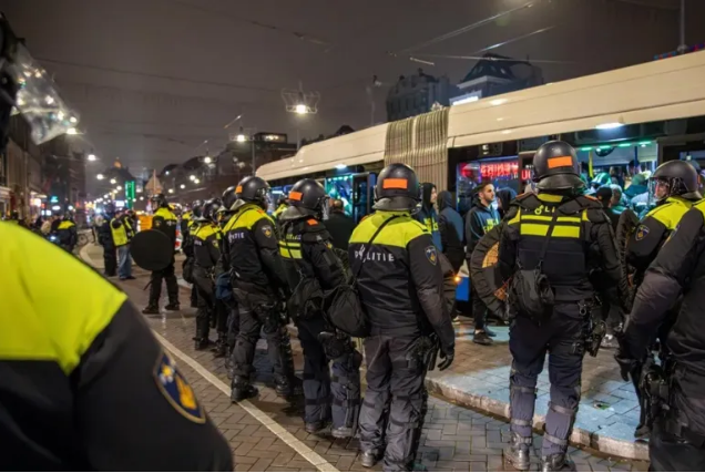 Tensión en Ámsterdam: enfrentamientos entre manifestantes y hinchas de Maccabi dejan más de 60 detenidos