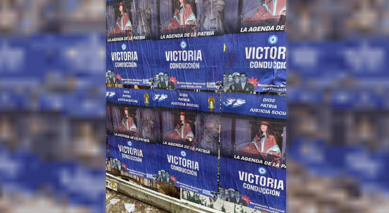 En este momento estás viendo El Congreso amaneció empapelado con afiches de Villarruel: «Victoria conducción»