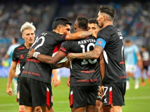 Lee más sobre el artículo Racing perdió 5-4 en un partidazo con Estudiantes y se despidió de la pelea por el título