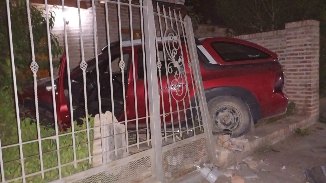 En este momento estás viendo Totalmente alcoholizado, en un vehículo prestado, se incrustó en una vivienda en Cinco Saltos