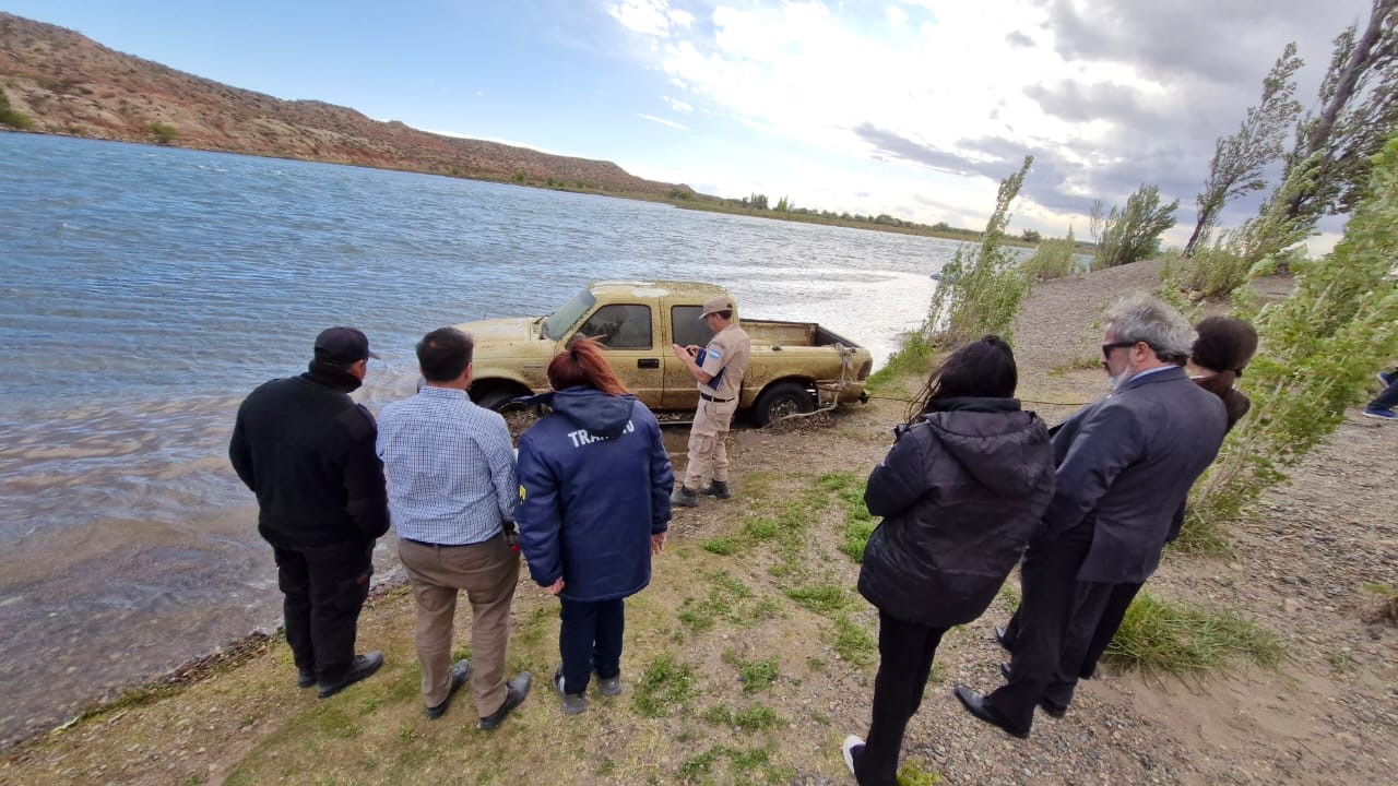 Lee más sobre el artículo Hallaron una camioneta en aguas del río Limay