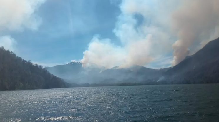 En este momento estás viendo Imparable incendio en Los Manzanos: ya consumió 1.800 hectáreas