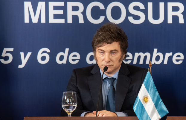 Lee más sobre el artículo «Todo lo que sea para romper, me encanta»: Javier Milei asumió la presidencia del Mercosur con un chiste particular