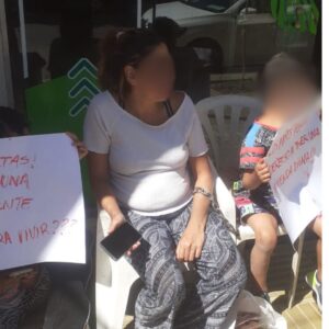 Lee más sobre el artículo Mujer se encadenó en el municipio de Cipolletti en reclamo de vivienda