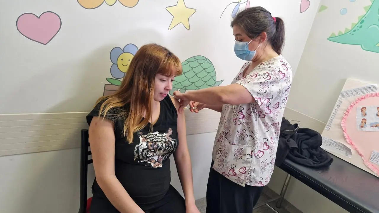 Lee más sobre el artículo Inicia la vacunación a embarazadas contra el Virus Sincicial Respiratorio