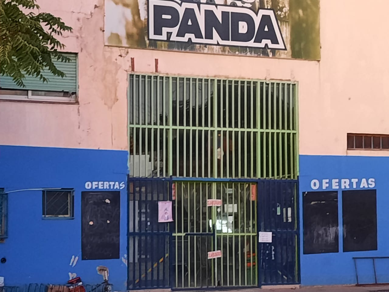 En este momento estás viendo En la clausura del supermercado en Cipolletti hallaron siete toneladas de alimentos en mal estado