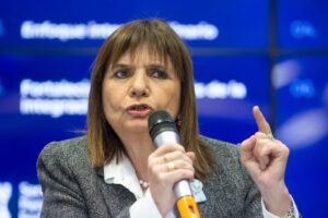 Lee más sobre el artículo Bullrich le exigió al «régimen asesino» de Maduro que «libere ya» al gendarme argentino 