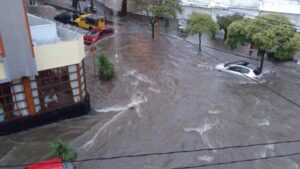 Lee más sobre el artículo Fuerte temporal en Santa Rosa de Calamuchita: inundaciones, destrozos y autos arrastrados