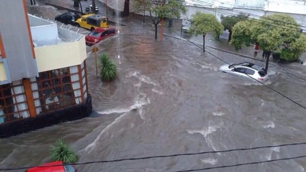 En este momento estás viendo Fuerte temporal en Santa Rosa de Calamuchita: inundaciones, destrozos y autos arrastrados