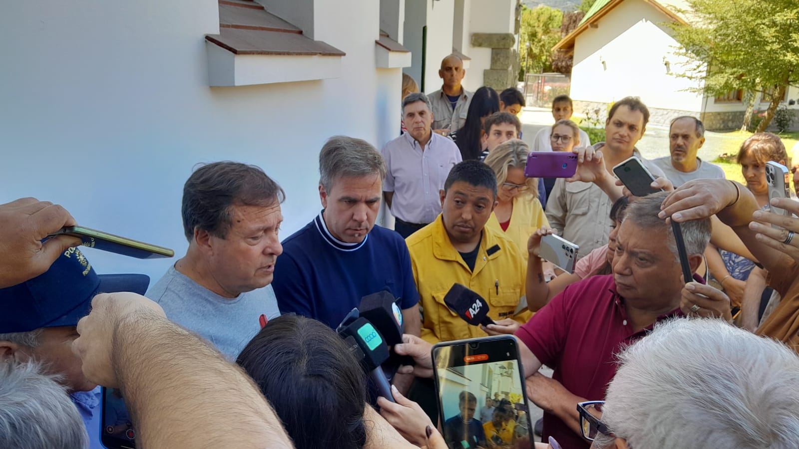 Lee más sobre el artículo Weretilneck brindó una conferencia de prensa sobre el incendio en El Bolsón