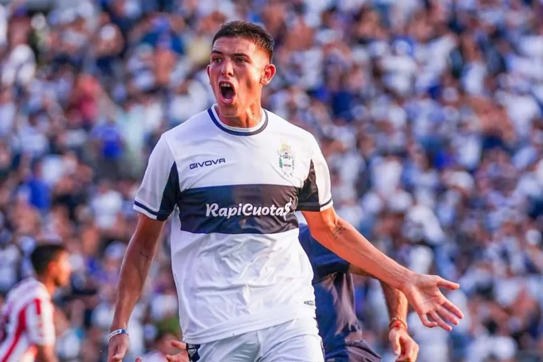 Lee más sobre el artículo Detuvieron a Alan Sosa, futbolista de Gimnasia, por violencia de género contra su pareja.