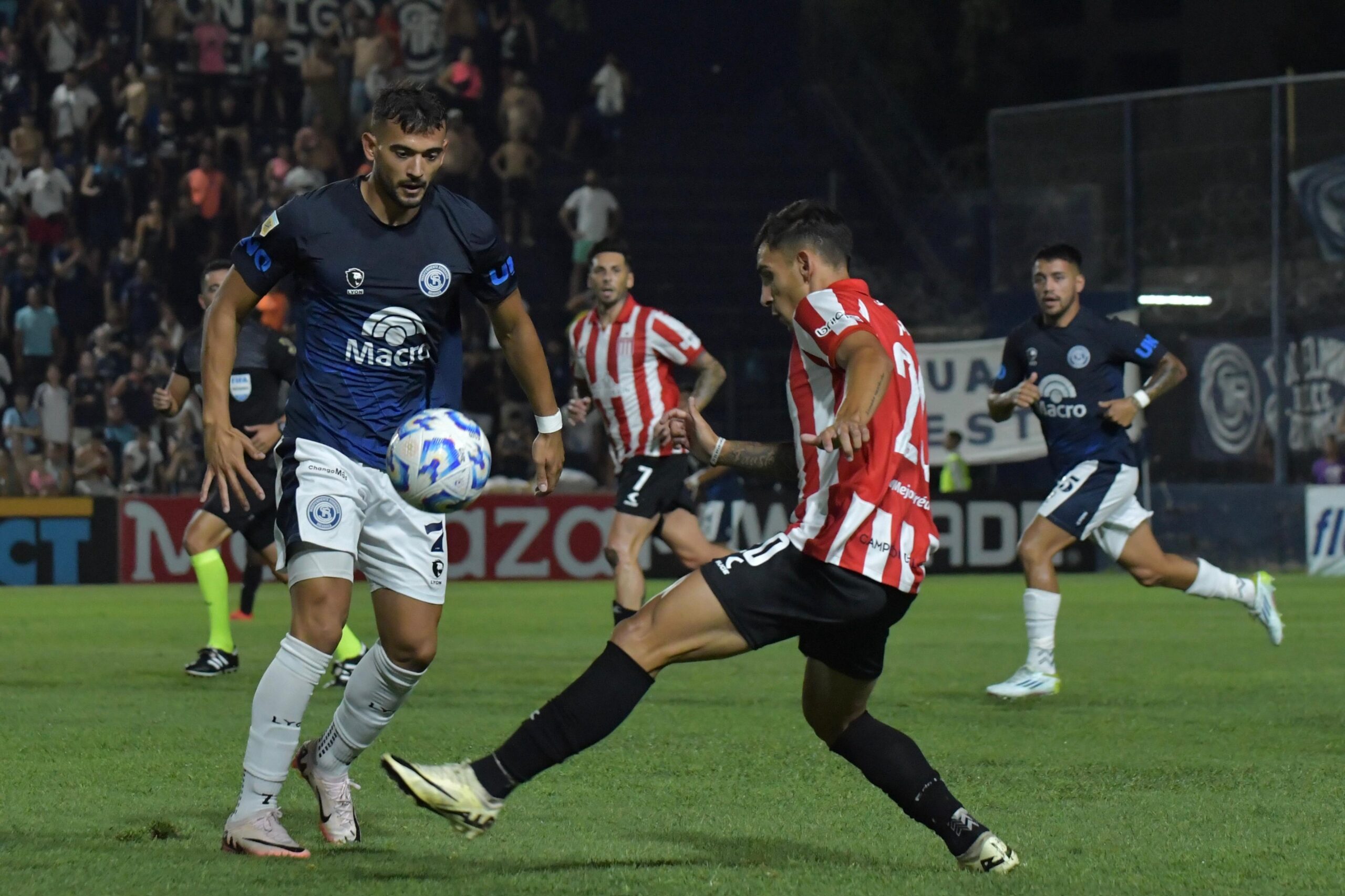 En este momento estás viendo En un partido para el infarto, Independiente Rivadavia y Estudiantes empataron 2 a 2