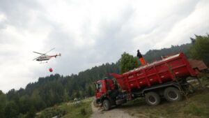 Lee más sobre el artículo Refuerzan el combate del incendio en El Bolsón con apoyo aéreo y más brigadistas