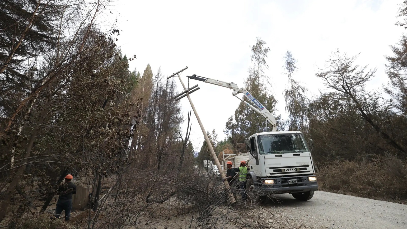 Lee más sobre el artículo El Bolsón: avances en la restitución del servicio eléctrico tras los incendios