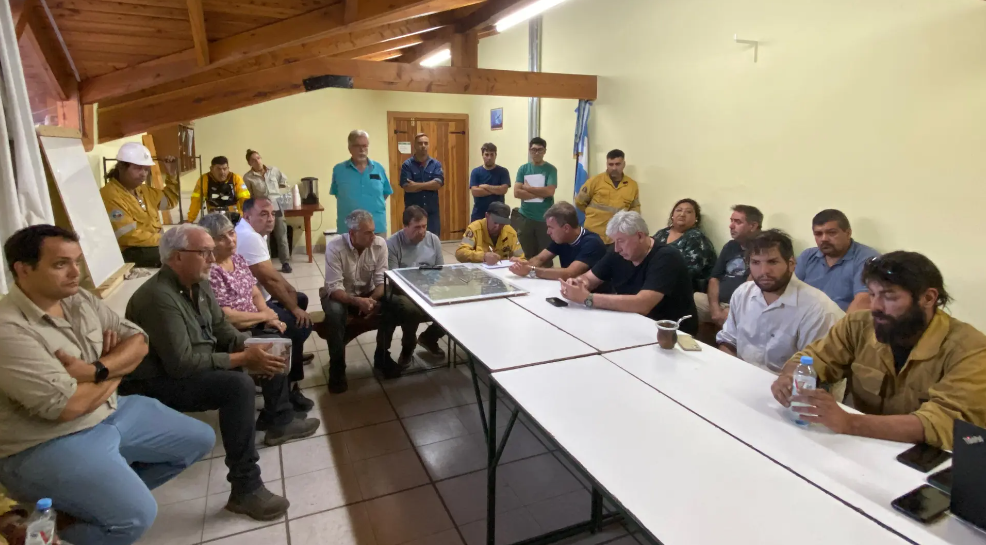 Lee más sobre el artículo Incendio en El Bolsón: Weretilneck participó de la reunión del COEM