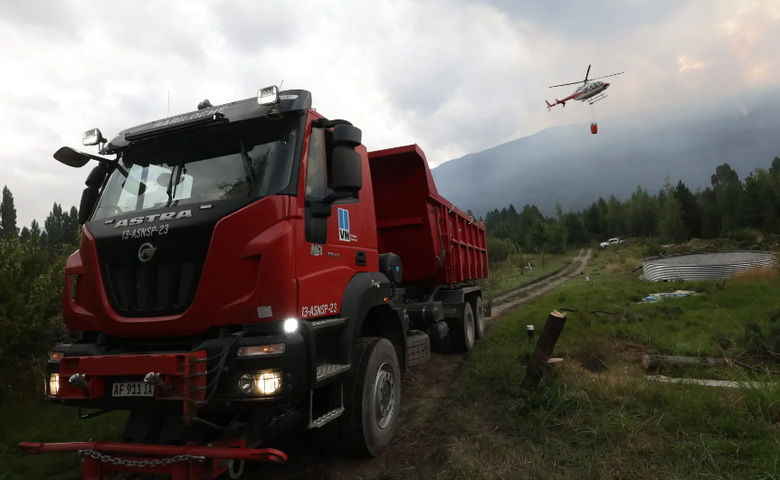 Lee más sobre el artículo Más de 400 personas y siete medios aéreos luchan contra los incendios