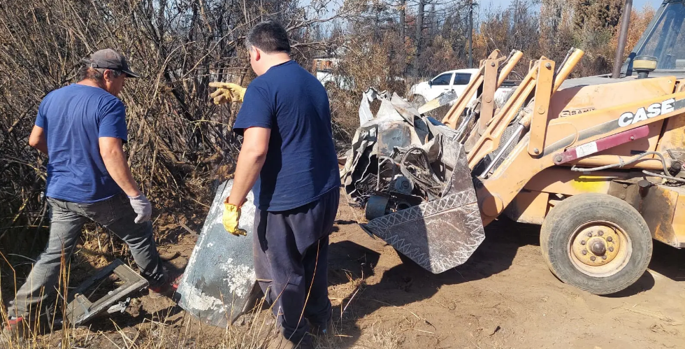 Lee más sobre el artículo El Bolsón: comenzaron a limpiar los terrenos de familias afectadas por el fuego