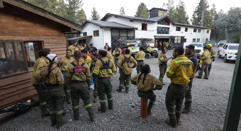 Lee más sobre el artículo El Bolsón: refuerzan operativo ante condiciones extremas del incendio