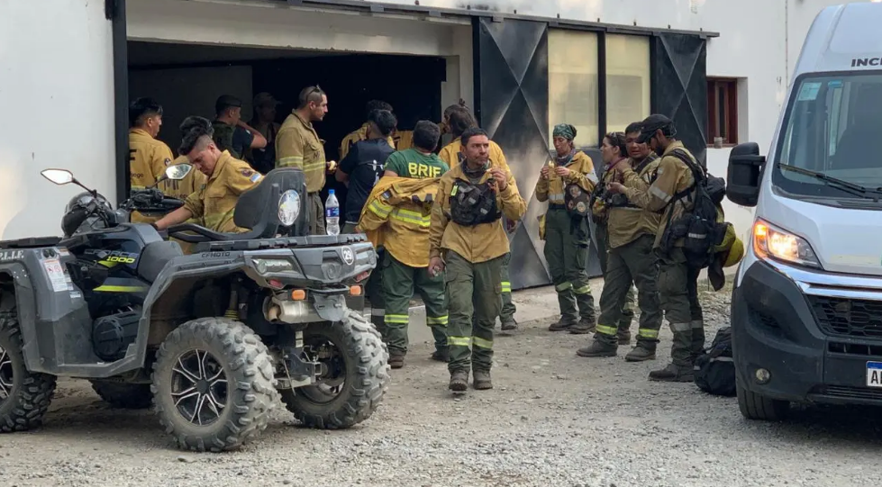 Lee más sobre el artículo El Bolsón: aumentan combate de incendio con más medios aéreos y brigadistas