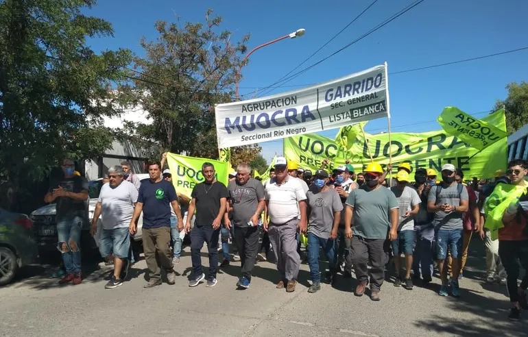 En este momento estás viendo La Uocra se moviliza hacia los puentes Neuquén-Cipolletti