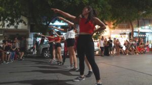 Lee más sobre el artículo Verano cultural en Cipolletti: domingo de artistas callejeros en la peatonal de calle Roca