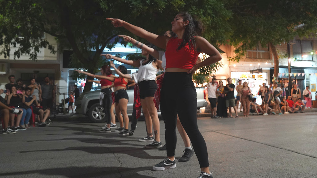 En este momento estás viendo Verano cultural en Cipolletti: domingo de artistas callejeros en la peatonal de calle Roca