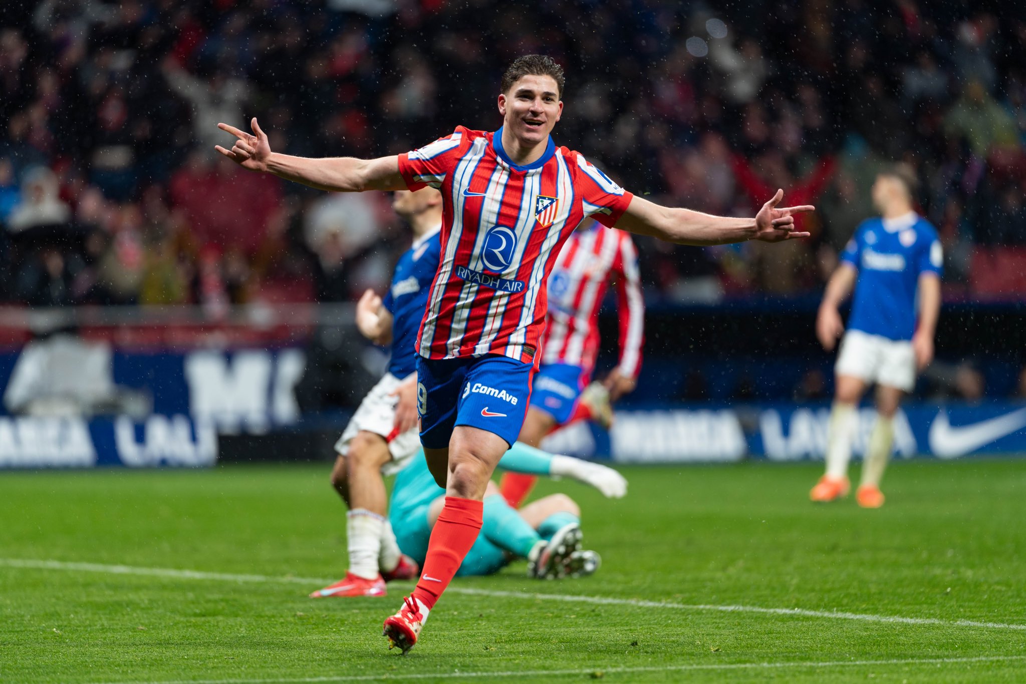 En este momento estás viendo Julián Álvarez volvió a ser el héroe del Atlético de Madrid: marcó el gol del triunfo y su equipo trepó a la cima de La Liga