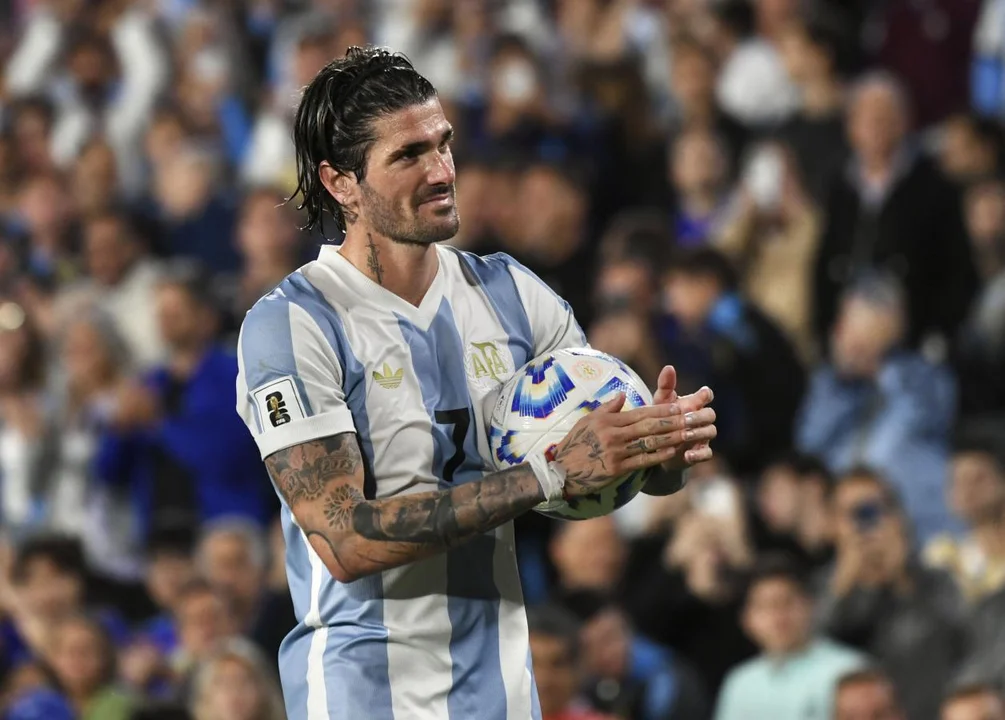 En este momento estás viendo Finalmente, Rodrigo De Paul no fue amonestado en el clásico contra Brasil y estará disponible ante Chile