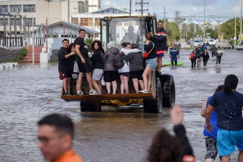 En este momento estás viendo Ya suman 16 los muertos por la inundación en Bahía Blanca