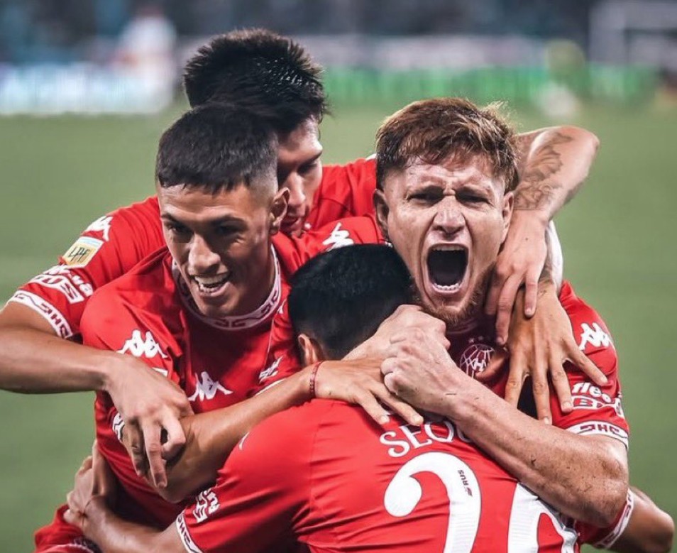 En este momento estás viendo Racing cayó frente a Huracán y sumó su cuarta derrota seguida en el Torneo Apertura