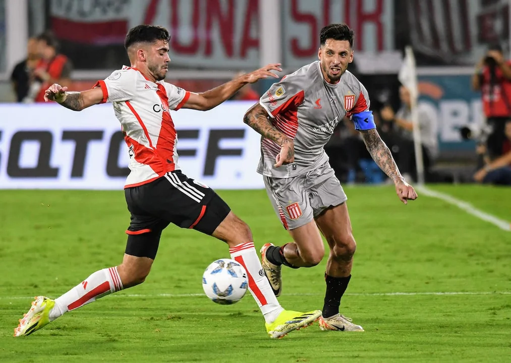En este momento estás viendo River recibe a Estudiantes de La Plata en el Monumental