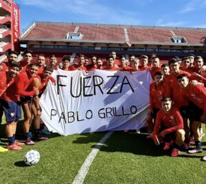 Lee más sobre el artículo El plantel de Independiente posó con una bandera en apoyo a Pablo Grillo: “Fuerza”
