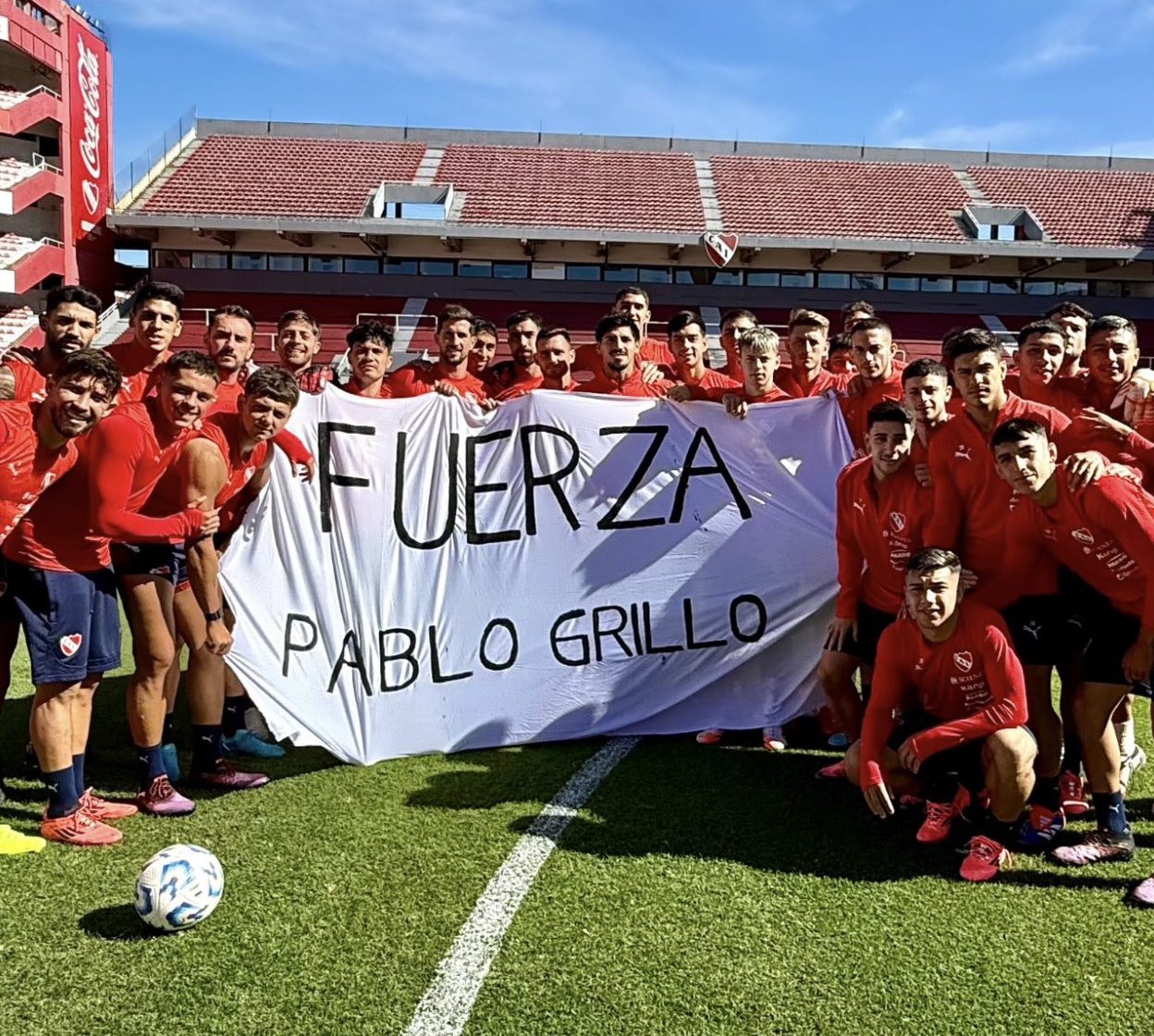Lee más sobre el artículo El plantel de Independiente posó con una bandera en apoyo a Pablo Grillo: “Fuerza”
