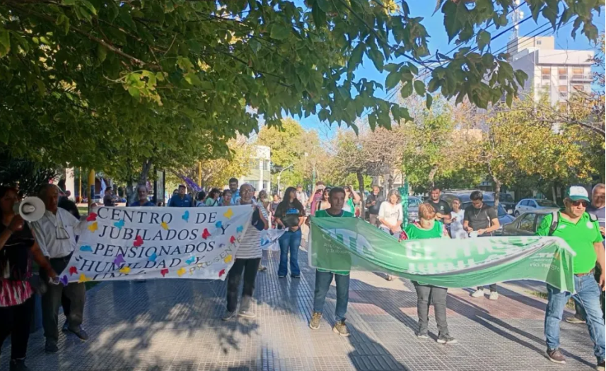 En este momento estás viendo Jubilados marcharon en defensa de sus derechos en Cipolletti y Neuquén