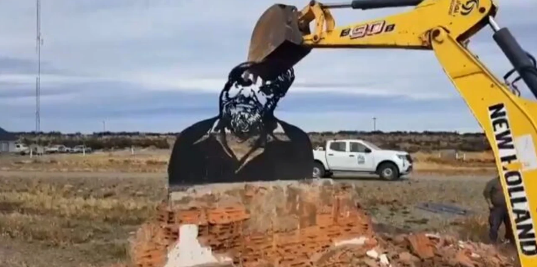 Lee más sobre el artículo El intendente de Río Gallegos, tras la destrucción del monumento de Osvaldo Bayer: “Es de mucha pobreza intelectual”
