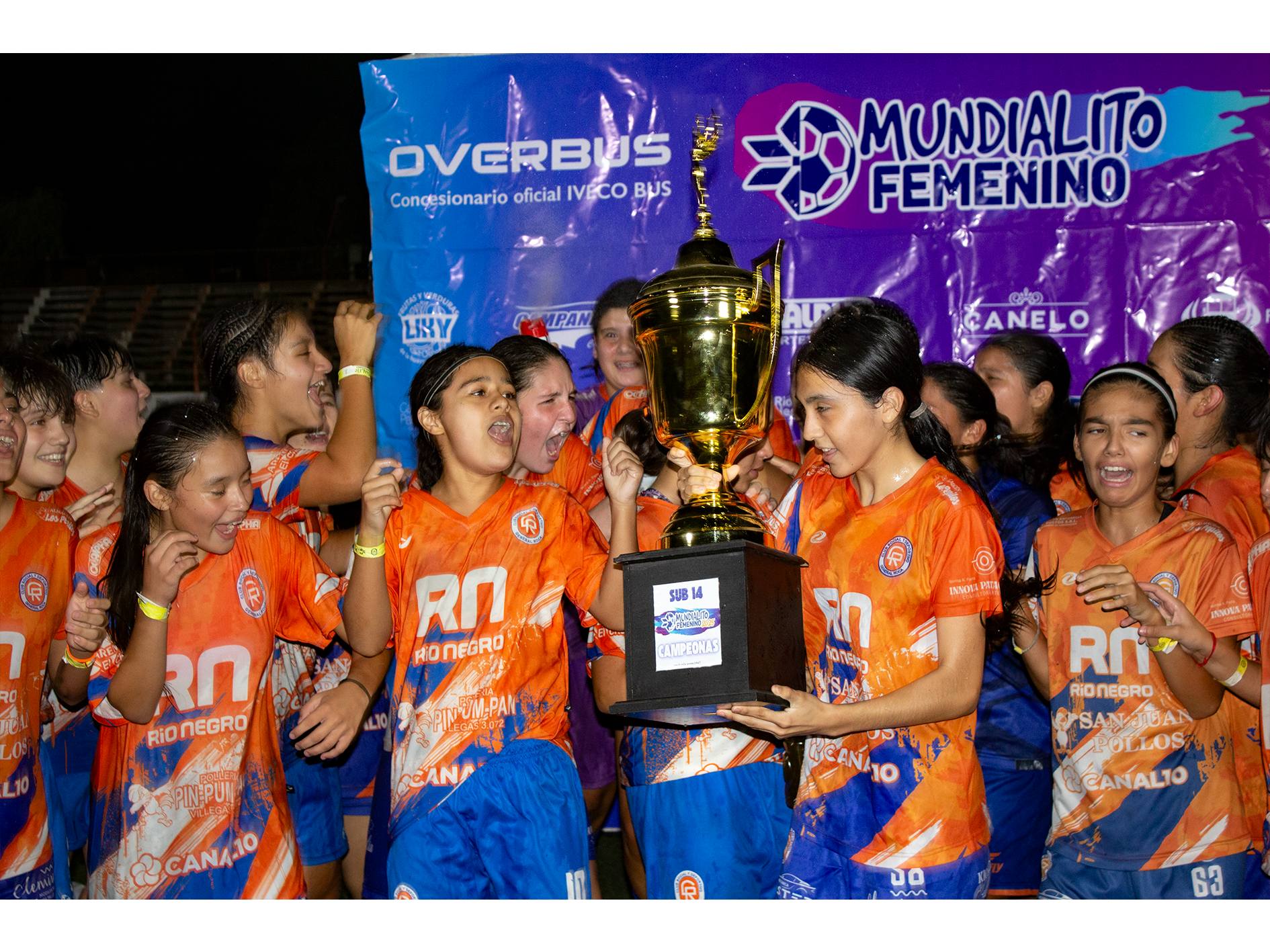 En este momento estás viendo Las chicas Naranjas festejaron el título Sub14 en el Mundialito Femenino de Roca