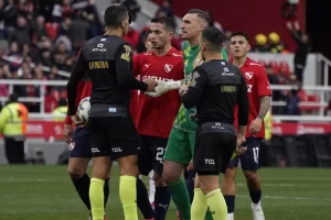 Lee más sobre el artículo La regla de los ocho segundos para los arqueros llega al fútbol argentino: cuándo comenzará a regir