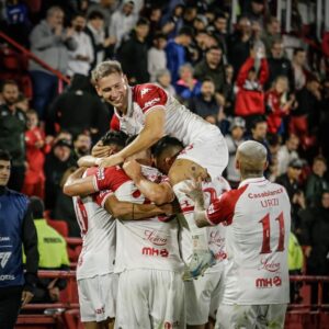 Lee más sobre el artículo Copa Sudamericana: Huracán goleó a Racing de Montevideo, y sigue prendido en todos los frentes