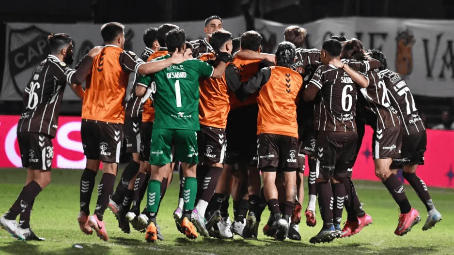 Lee más sobre el artículo Platense se lo dio vuelta en una ráfaga a Talleres y lo dejó sin playoffs del Torneo Apertura