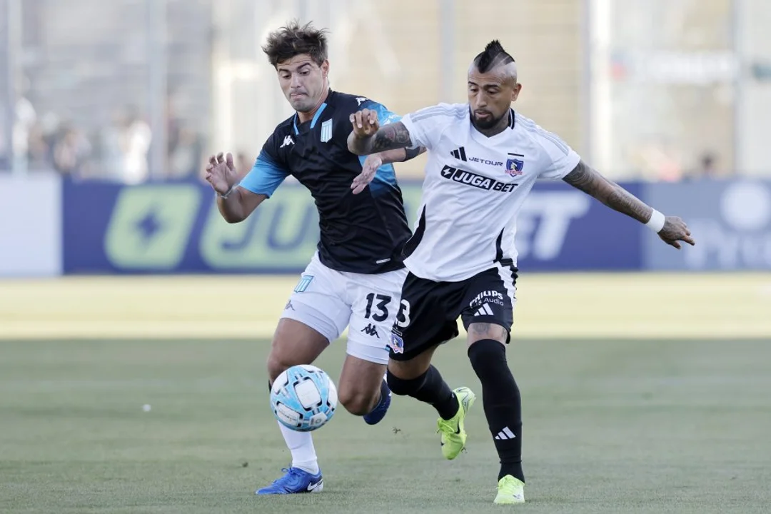 En este momento estás viendo Racing visita a Colo Colo en un Estadio Monumental vacío por la sanción de CONMEBOL