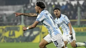 Lee más sobre el artículo Racing lo dio vuelta ante Defensa y se clasificó a octavos de final del Torneo Apertura 2025