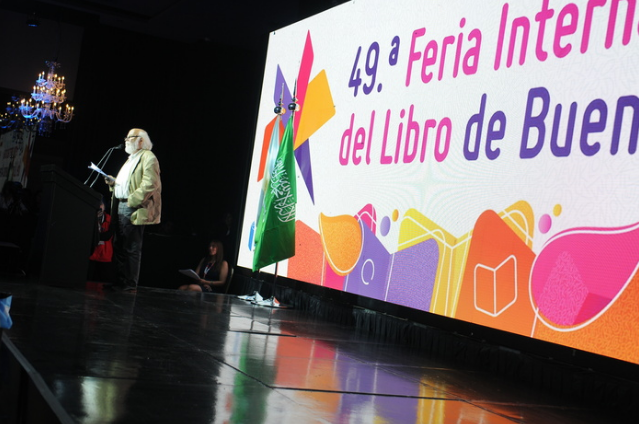 Lee más sobre el artículo La Feria del Libro arrancó con Sasturain como orador y el regreso de la Secretaría de Cultura