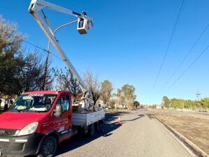 Lee más sobre el artículo Comenzó el recambio de luminarias LED en calle La Plata y la plaza de las 1224 Viviendas