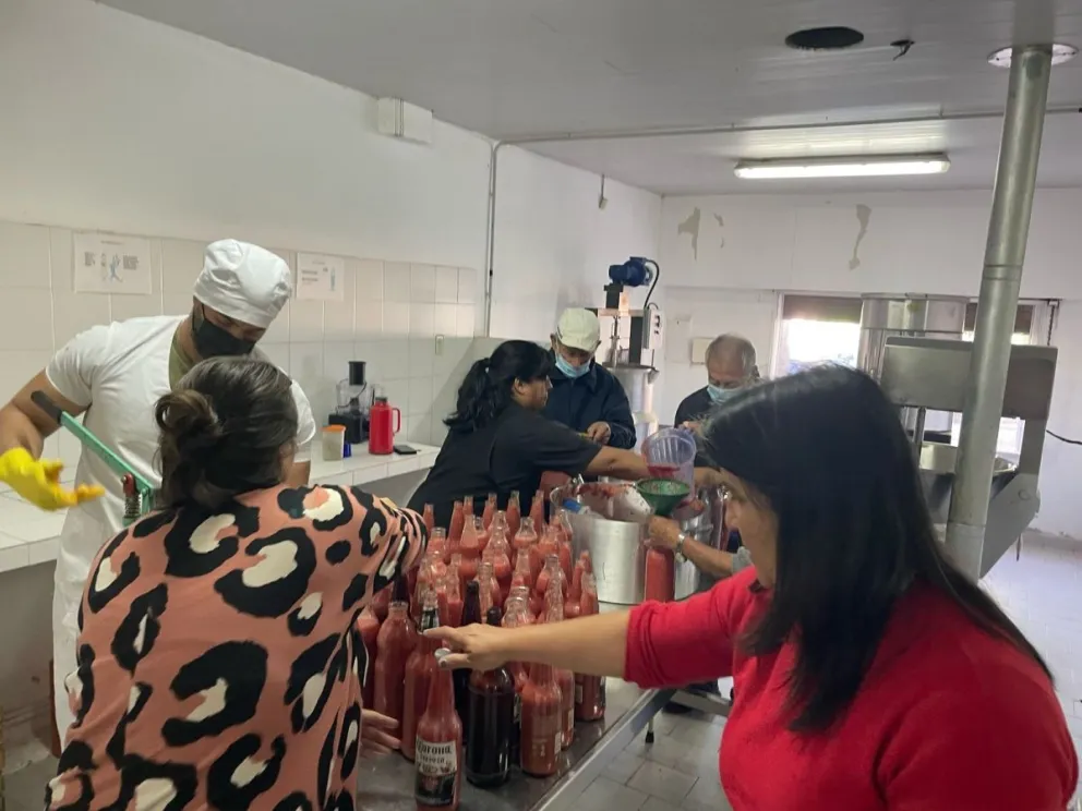 Lee más sobre el artículo Abuelos del Hogar Próspero Tondelli elaboraron productos caseros y fortalecieron vínculos en Río Colorado