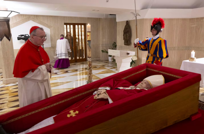 El Vaticano publicó las primeras imágenes del papa Francisco en su féretro: el funeral será el sábado