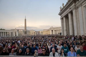 Lee más sobre el artículo Miles de fieles se reunieron en la Plaza San Pedro para rezar por el Papa Francisco